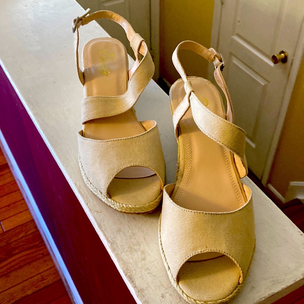Beacon canvas fabric Beige buckled sandals size 11 M open heel & toe 2” heels